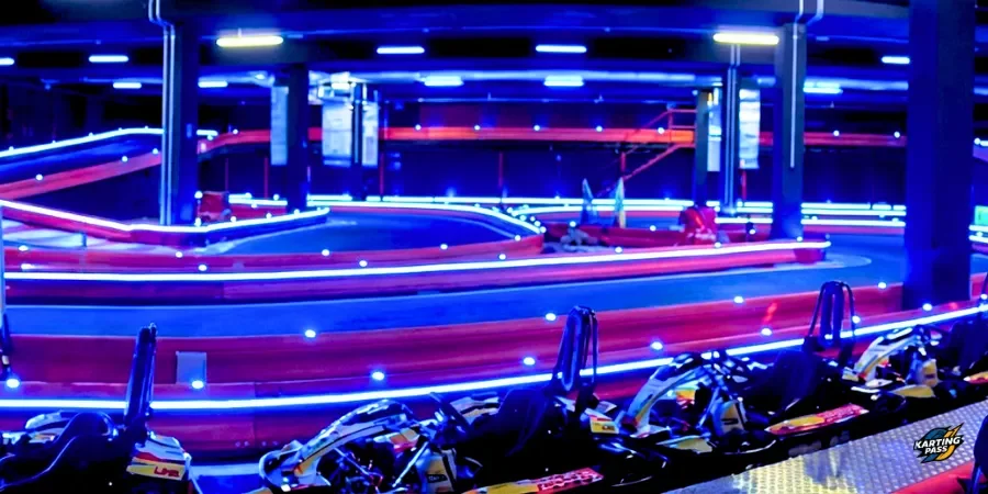 Curvas iluminadas del circuito indoor de Gené Karting Viladecans-