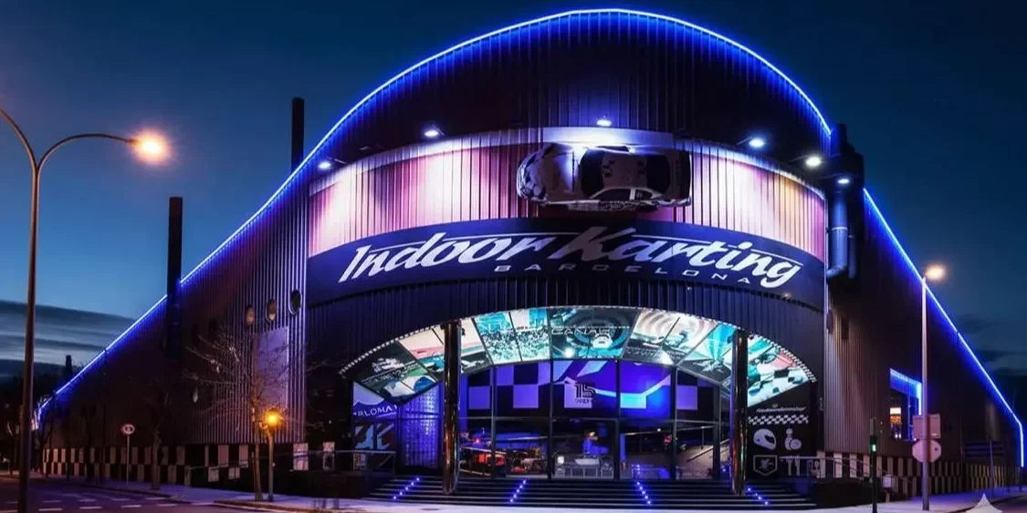 Acceso principal al centro Indoor Karting Barcelona.