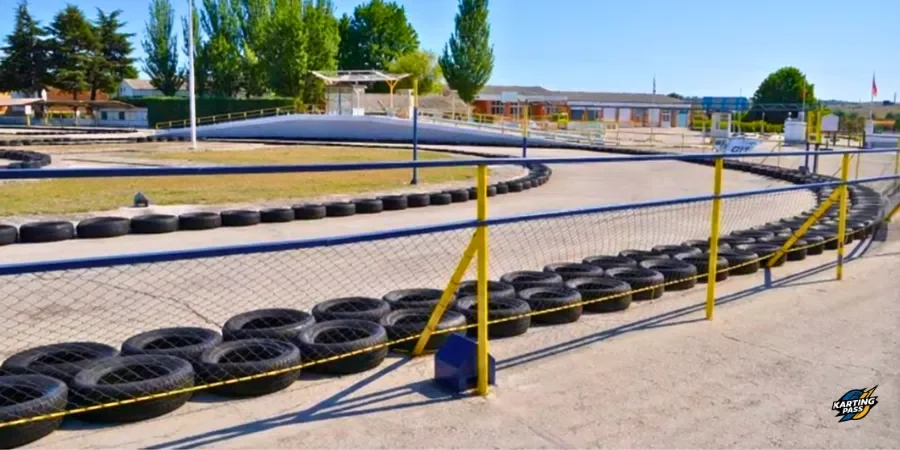 Pista de Karting Asupark al aire libre con zona técnica.