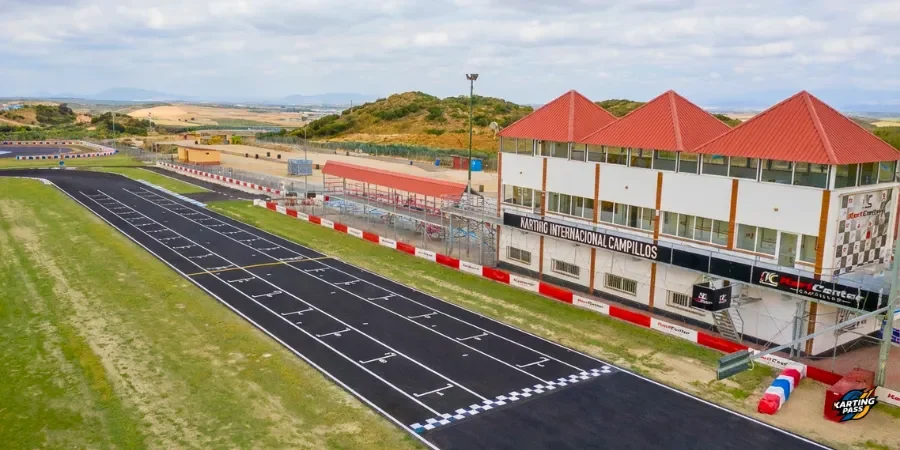 Recta principal del KartCenter Campillos con boxes y paddock profesional.