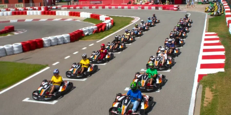 Pilotos en plena curva durante una carrera en Karting Cardedeu.