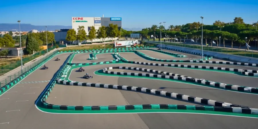 Circuito outdoor de Electric Karting Salou con trazado técnico y protecciones verdes.