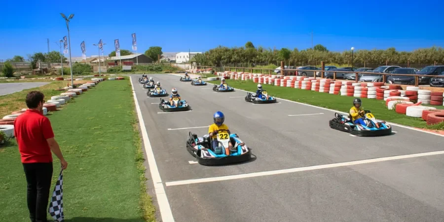 Salida de carrera en el circuito outdoor de Karting Granada con varios pilotos en pista.