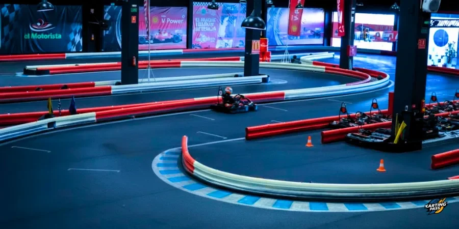 Circuito de karts indoor en Jerez con protecciones y curvas cerradas.