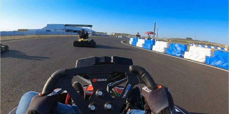 Vista onboard pilotando un kart en Karting KR24 Sanlúcar circuito outdoor de Cádiz.