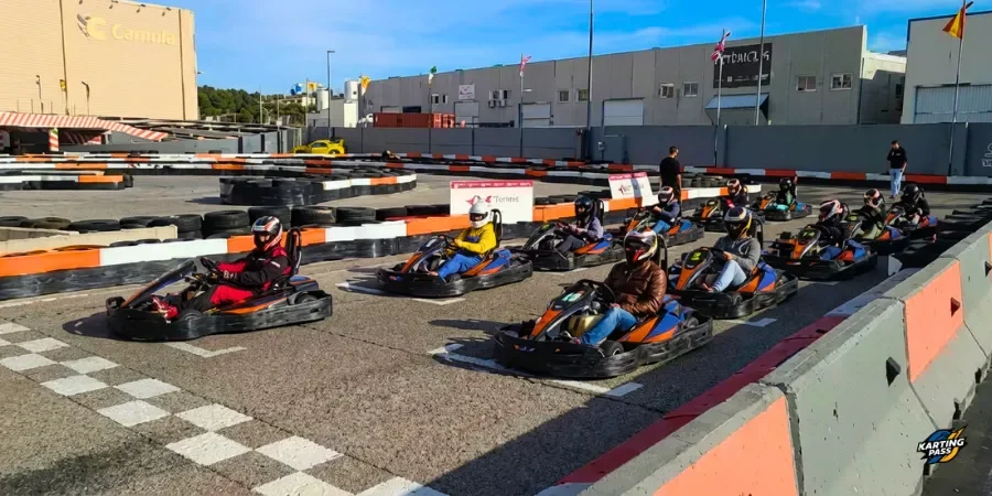 Carrera de karts en Karting La Pobla de Vallbona Valencia con pilotos en parrilla.