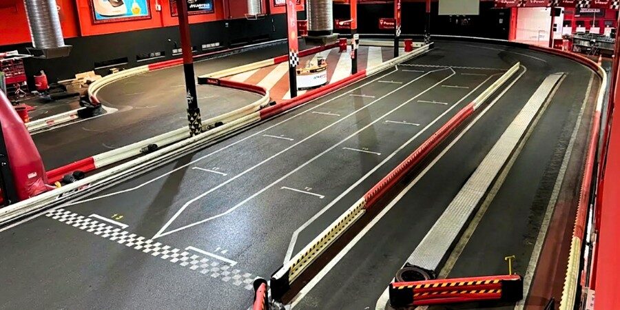 Trazado cubierto de karting en Sevilla con boxes y recta principal.