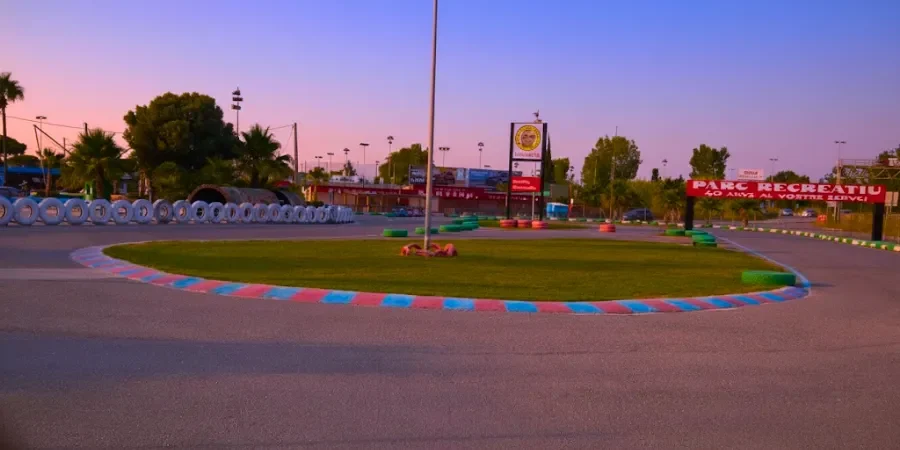Circuito de karting Minilandia al atardecer con neumáticos de protección y zonas verdes