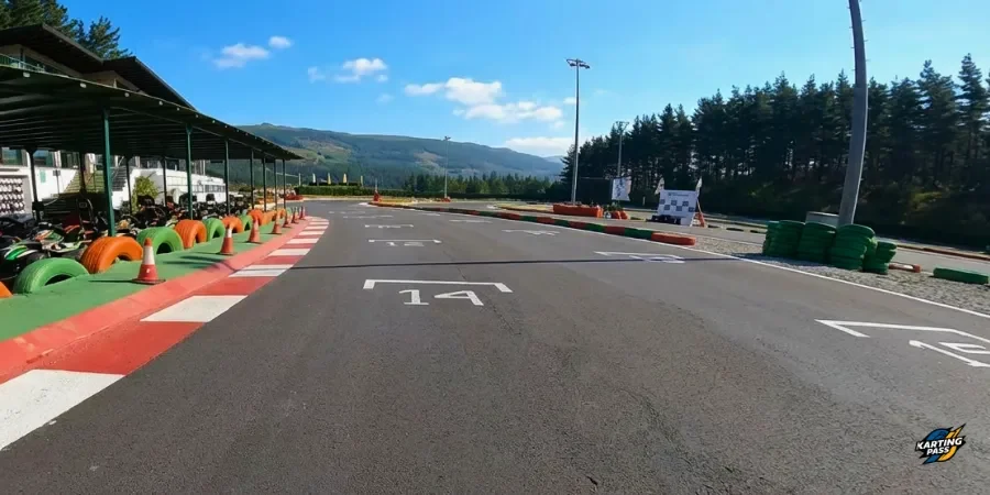 Recta principal de OcioKart en Gueñes, Vizcaya.