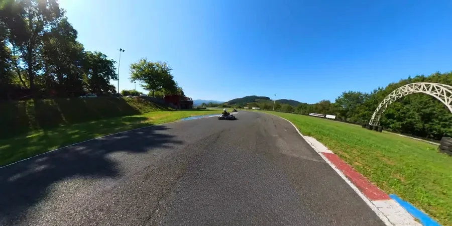 Trazado del Karting Olaberria con curvas técnicas y entorno natural en el Goiherri.