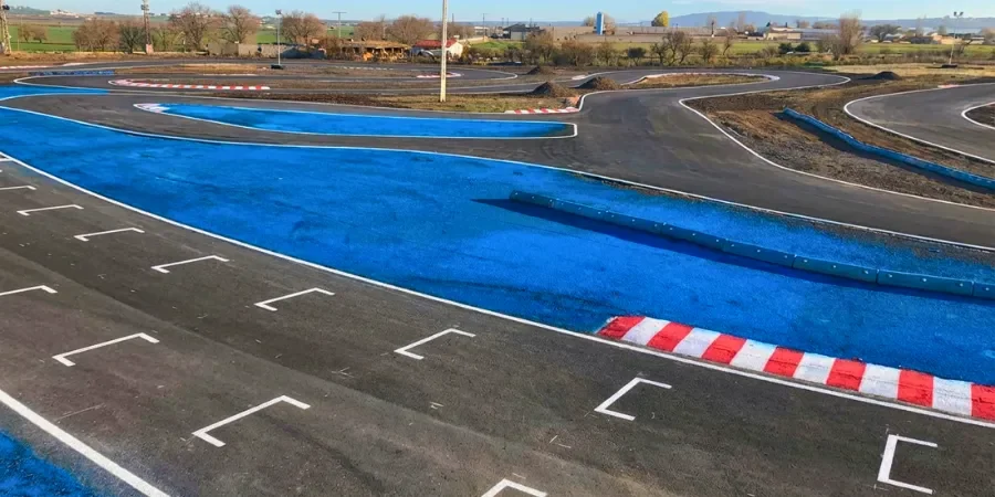 Circuito outdoor de Karting Pinto con curvas técnicas y zonas pintadas en azul