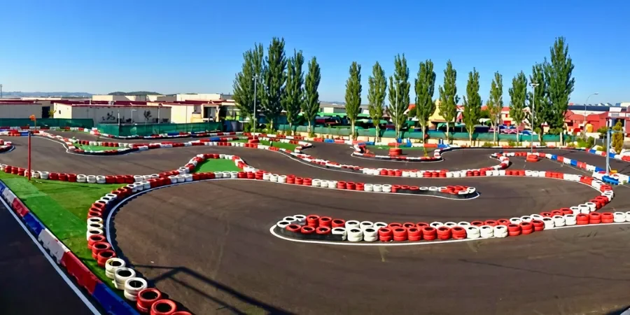 Circuito Karting Rivas con curvas técnicas y trazado multinivel al aire libre.