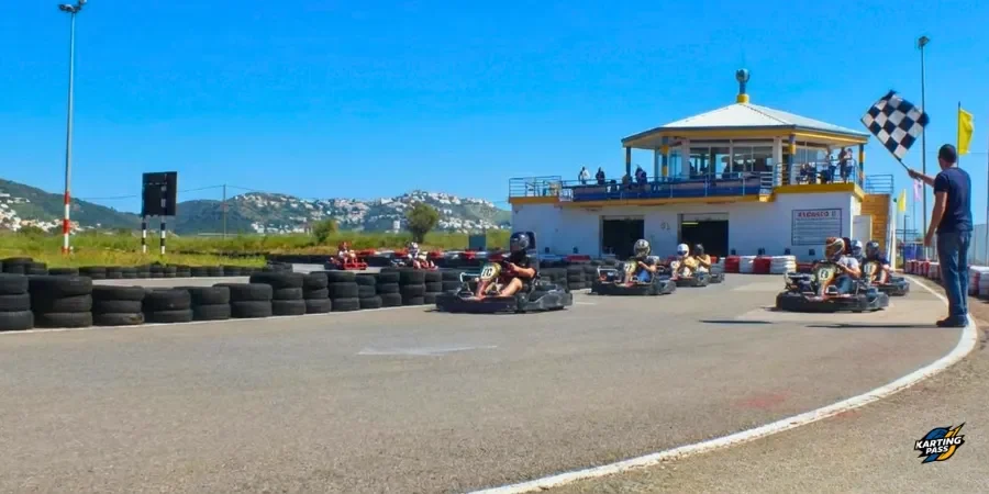 Pilotos en parrilla de salida en Karting Roses.