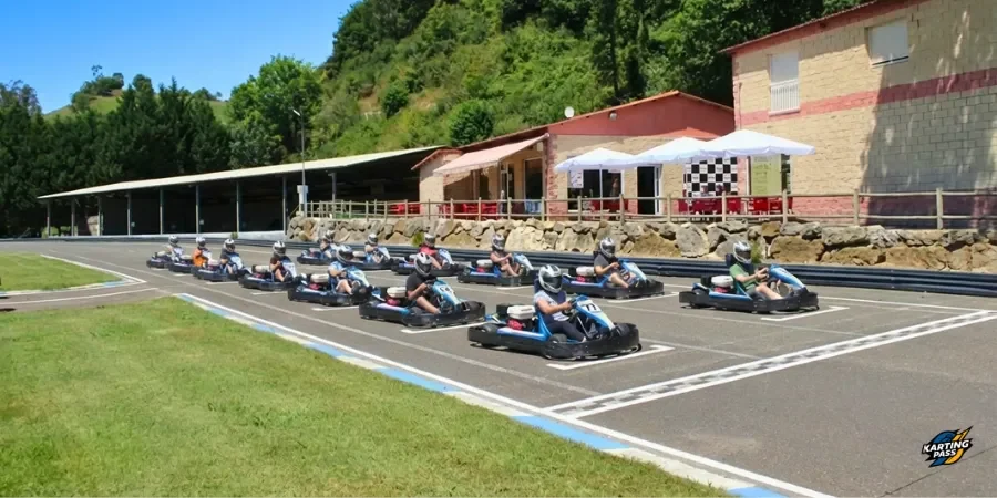 Karts en la línea de salida del circuito de Soto de Dueñas.